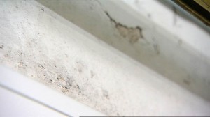 Über dem Fenster wurden mindestens vier oder fünf Farbschichten